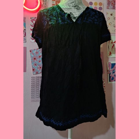 Blusa negra con bordados azules