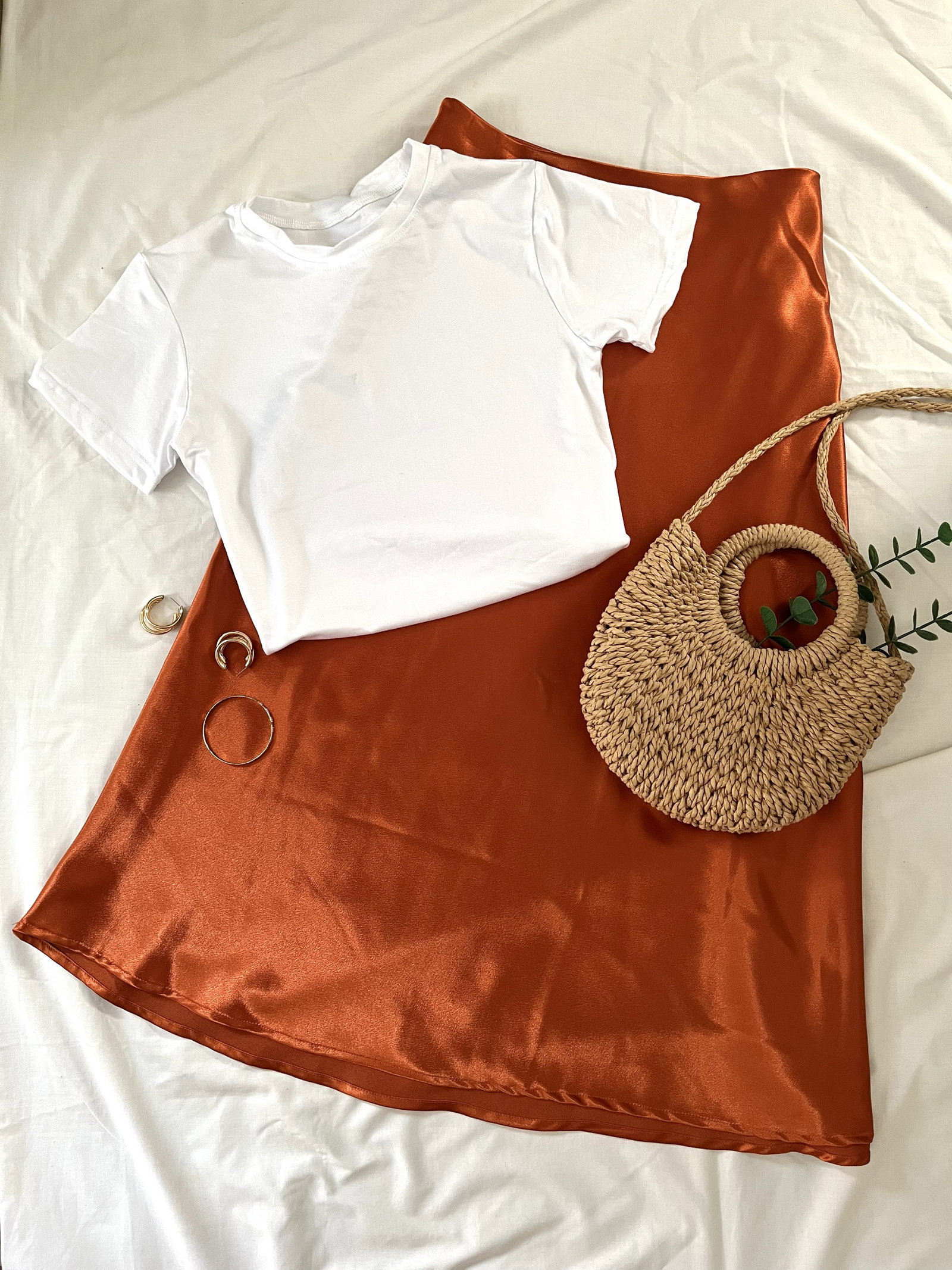 Falda satinada color naranja talla L - Shein