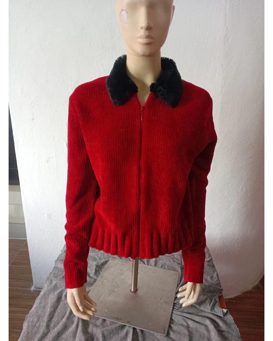 Suéter de Cierre Rojo con Cuello de Peluche Negro