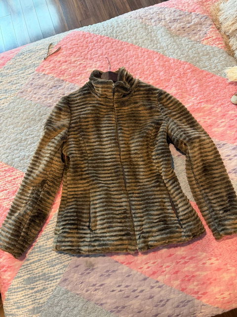 Abrigo Julio Café Talla Chico en Perfecto Estado