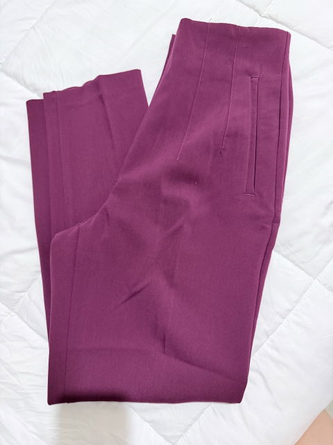Pantalón Zara color púrpura en excelente estado