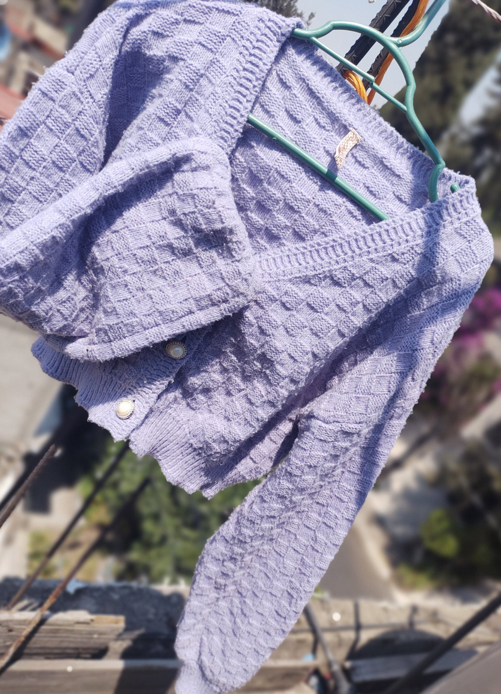 Suéter Tejido Lila con Botones Brillantes