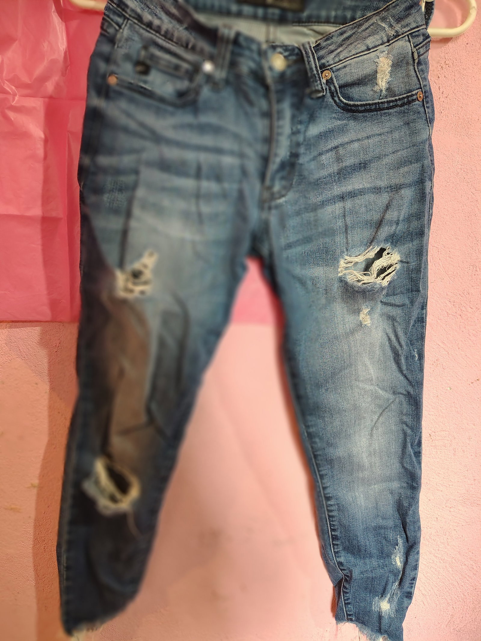 PANTALÓN MEZCLILLA A TRES CUARTOS CON ROTOS 
