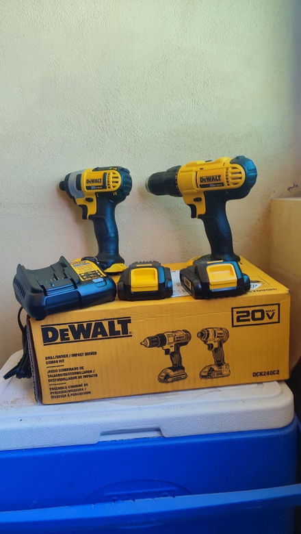 Kit Taladro Atornillador y Llave de Impacto DEWALT 20V DCK240C2