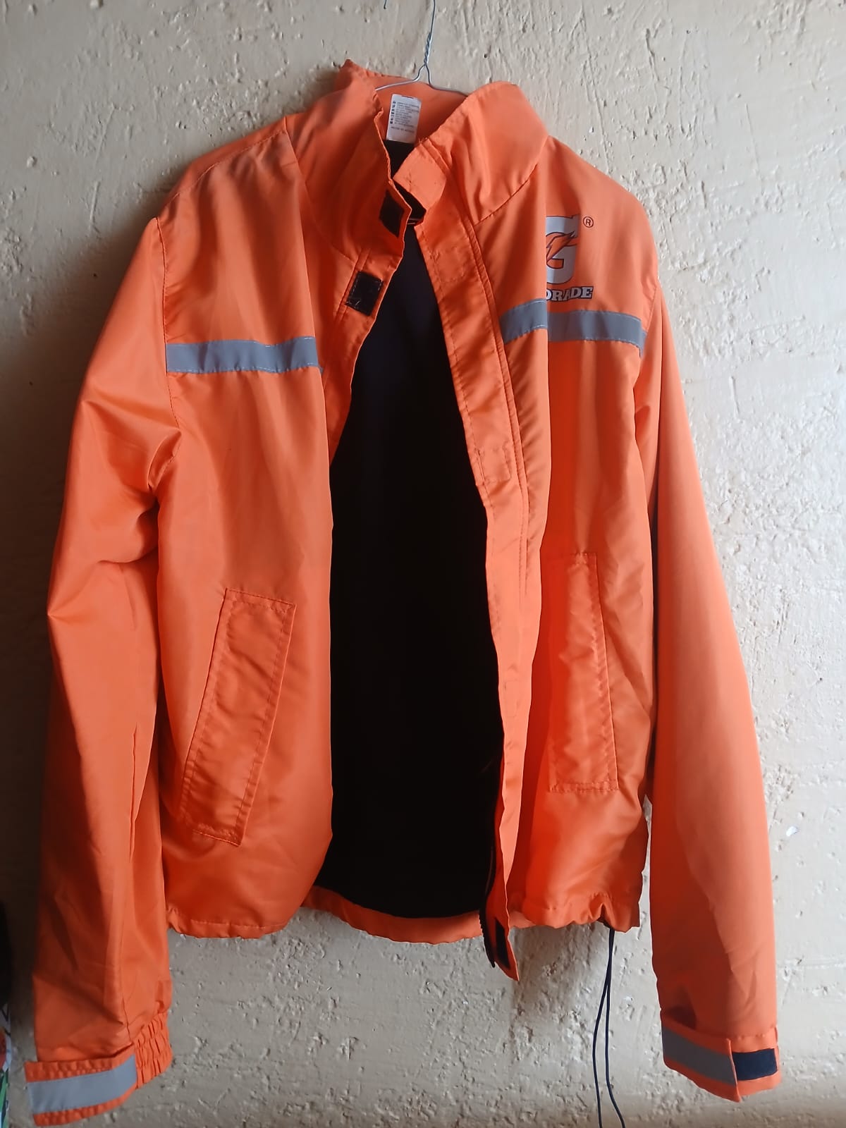 Chamarra Gatorade con gorro oculto y cinta reflejante - Talla M