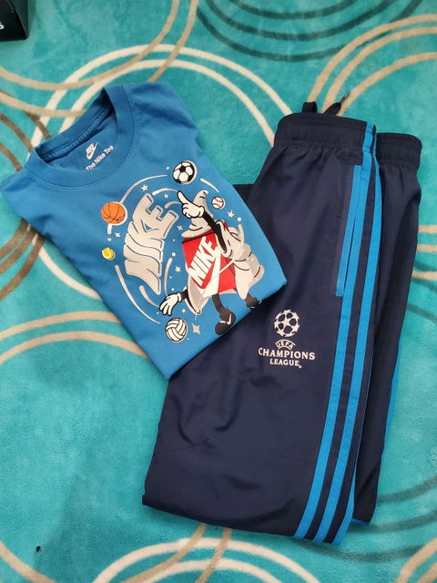 Pack de pants y playera Nike para niño