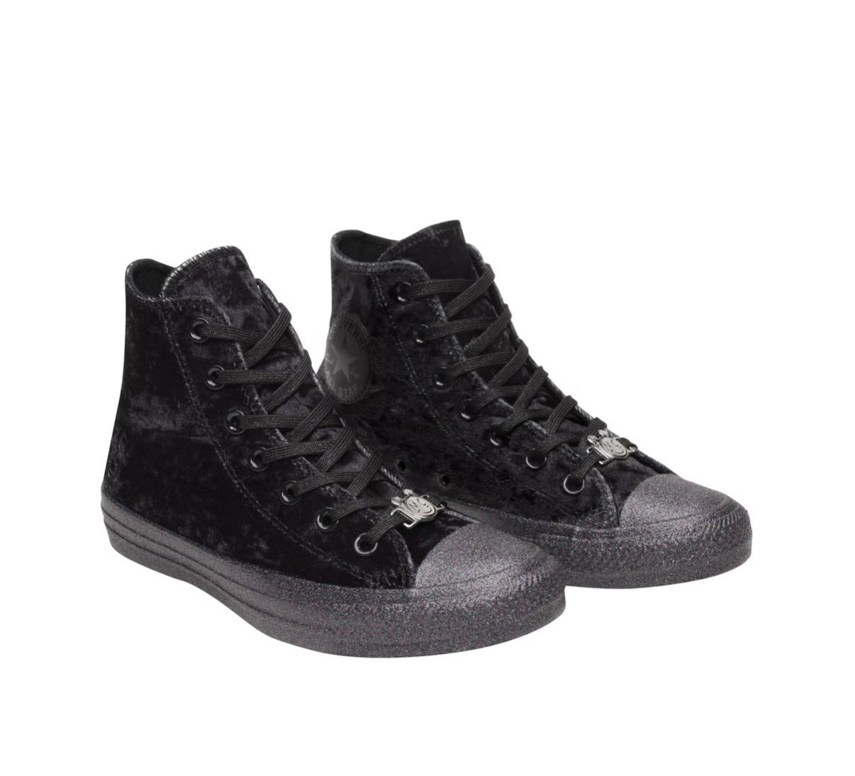 Tenis Converse edición Miley Cyrus negros terciopelo con brillos