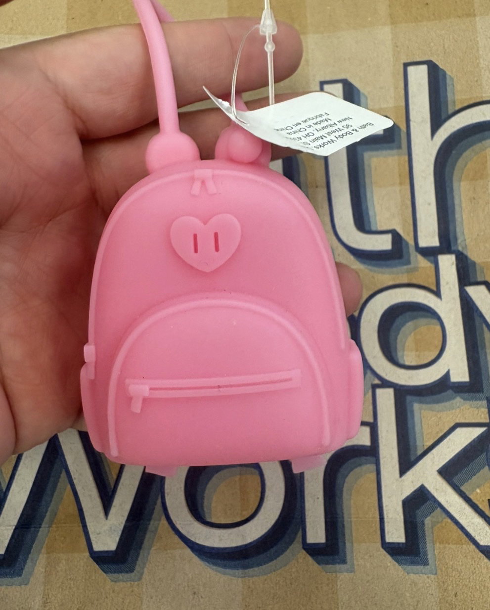 Holder Porta Gel Antibacterial Diseño Mochila Rosa con Gel