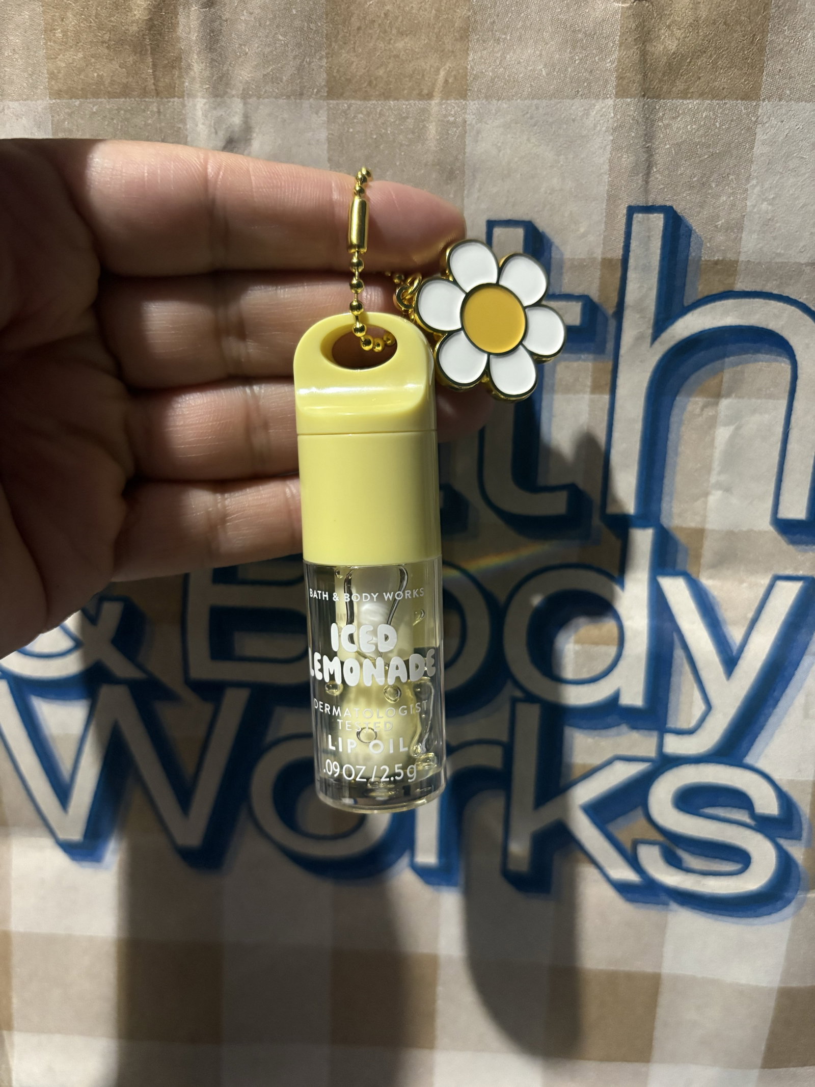Lip Oil Iced Lemonade de Bath & Body Works con llavero