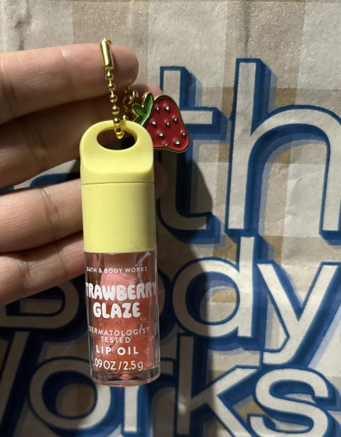 Labial Strawberry Glaze - Bath & Body Works con llavero