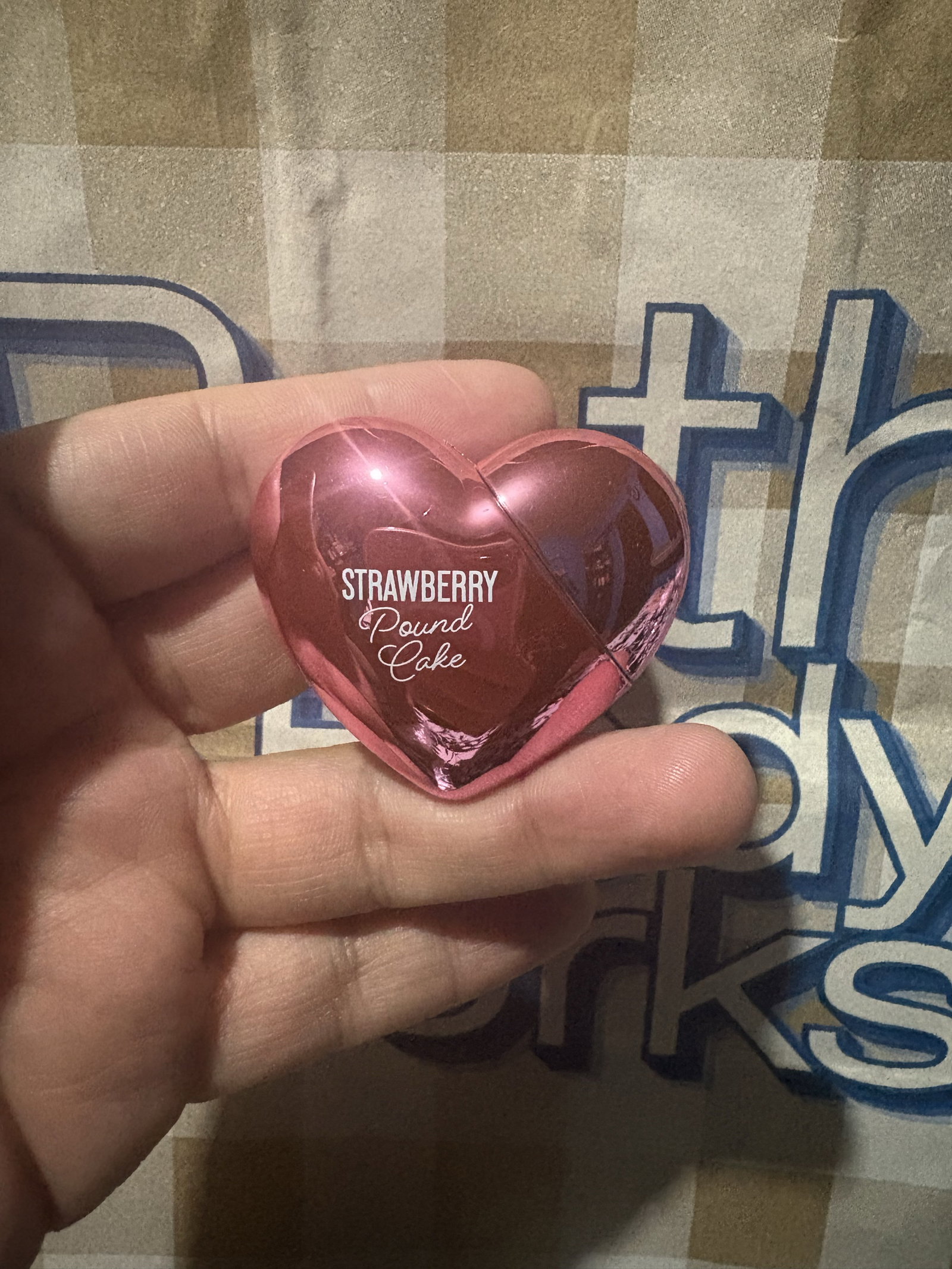Lip Oil Bath and Body - Strawberry Pound Cake en forma de corazón