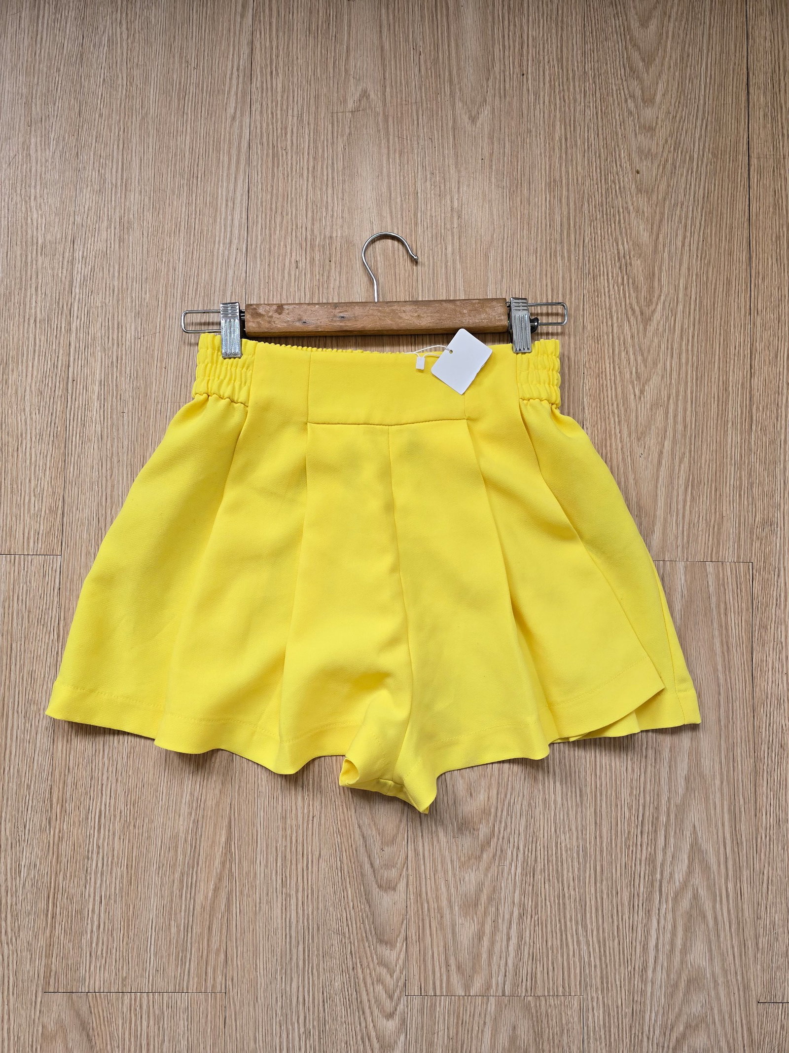 Short amarillo Trafaluc XS nuevo