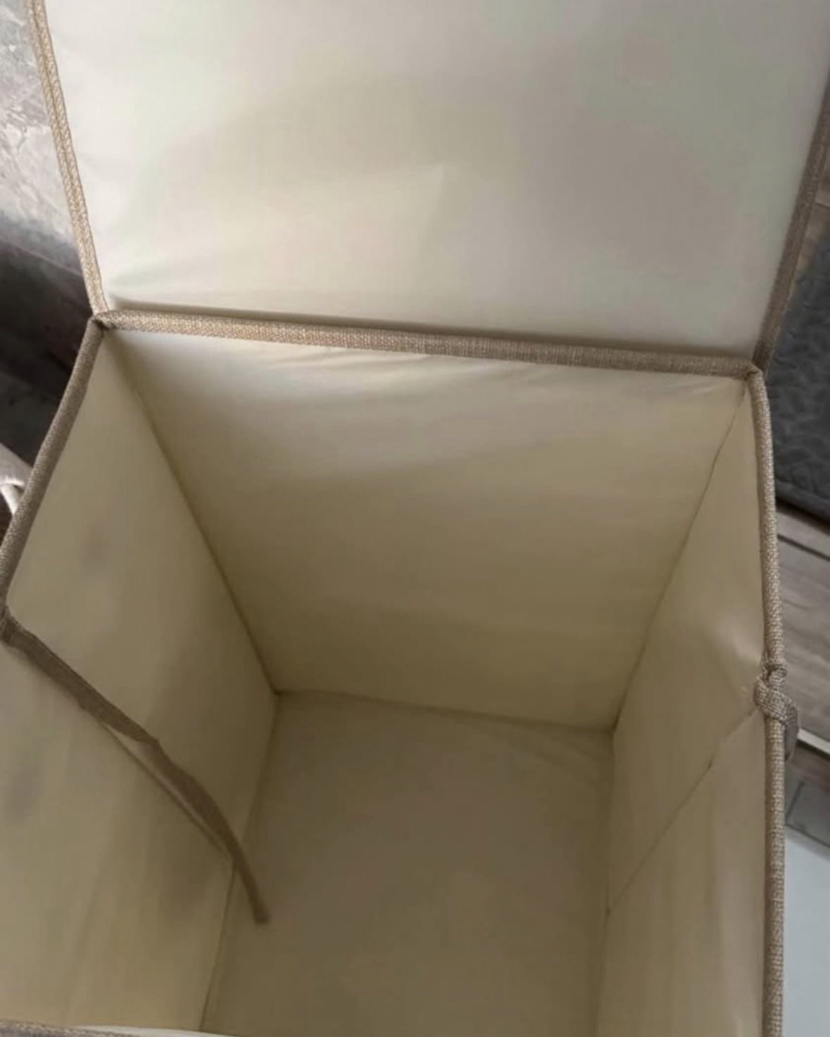 Vendo cesto de ropa mediano usado