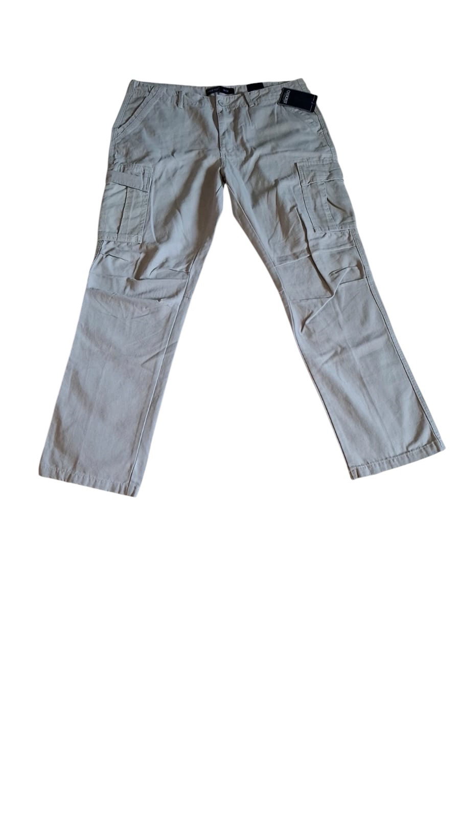 Pantalones cargo marca Cherokee,color beige con múltiples bolsillos