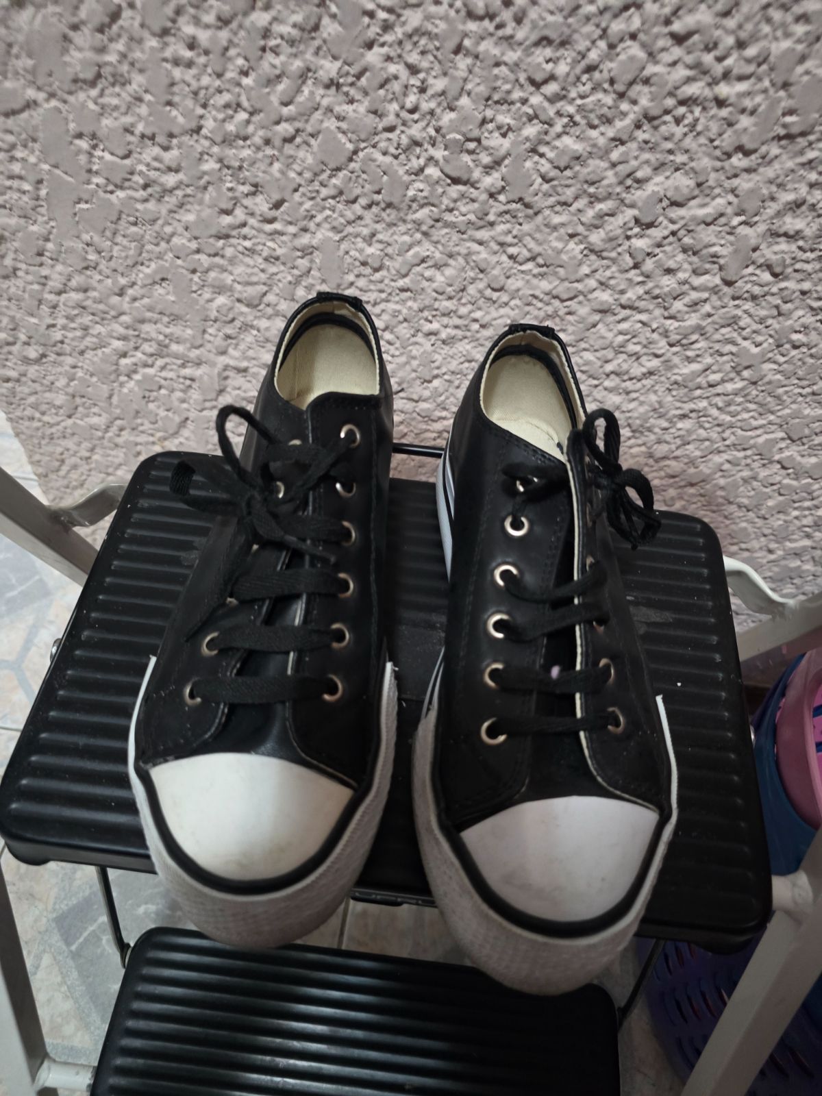 Tenis Converse tipo plataforma negros de vinipiel 24.5 cm