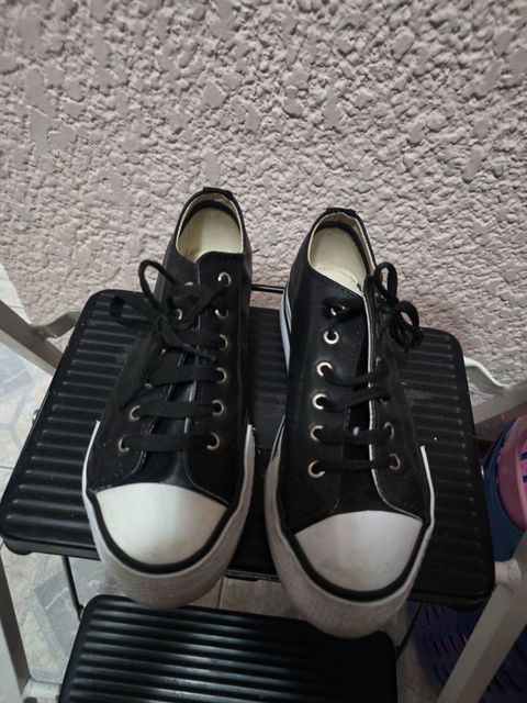 Tenis Converse tipo plataforma negros de vinipiel 24.5 cm