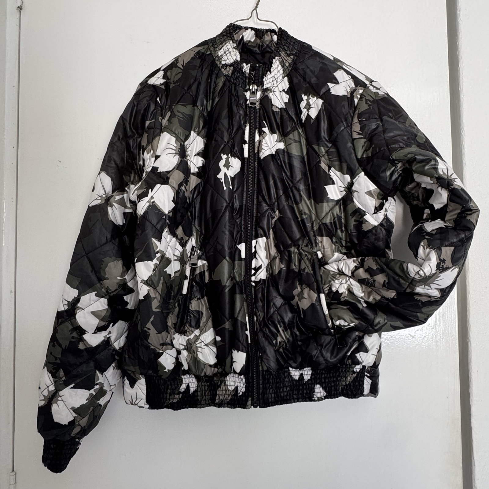 Chamarra cazadora verde con estampado floral
